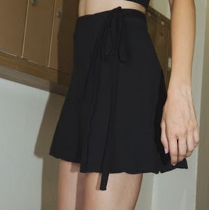 Brandy Melville| Genevieve Wrap Skirt| Black